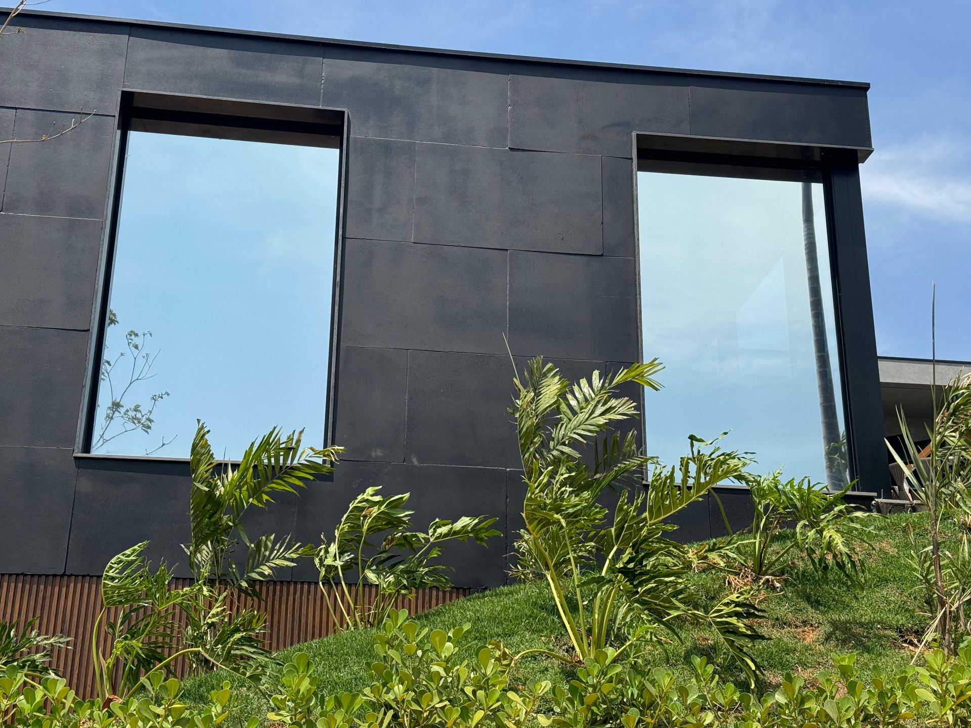 Fachada com película escura