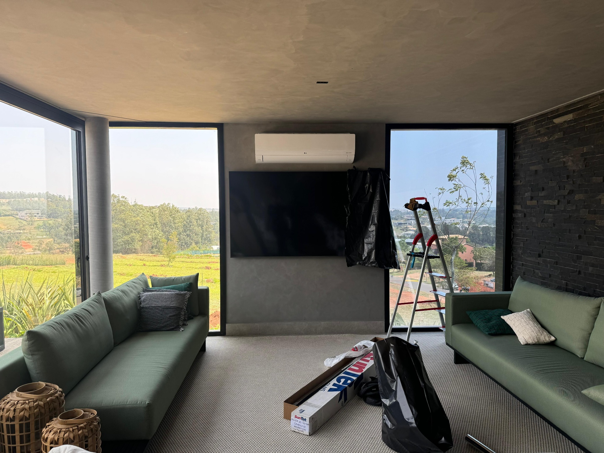 Sala com película nos vidros