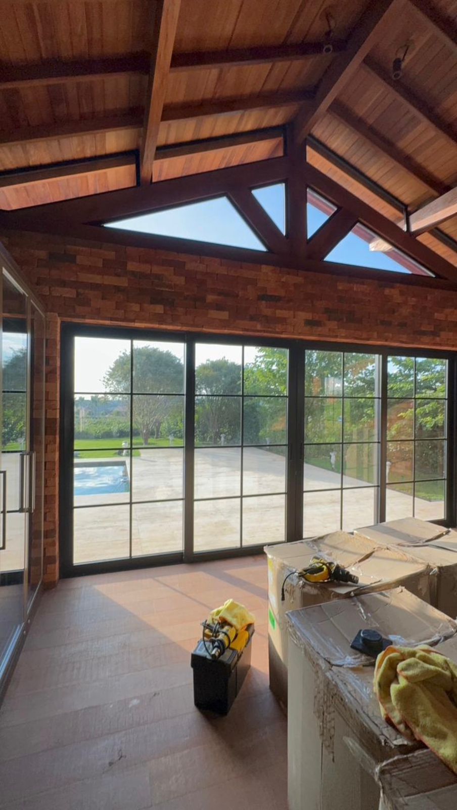 Casa com película nas portas de vidro