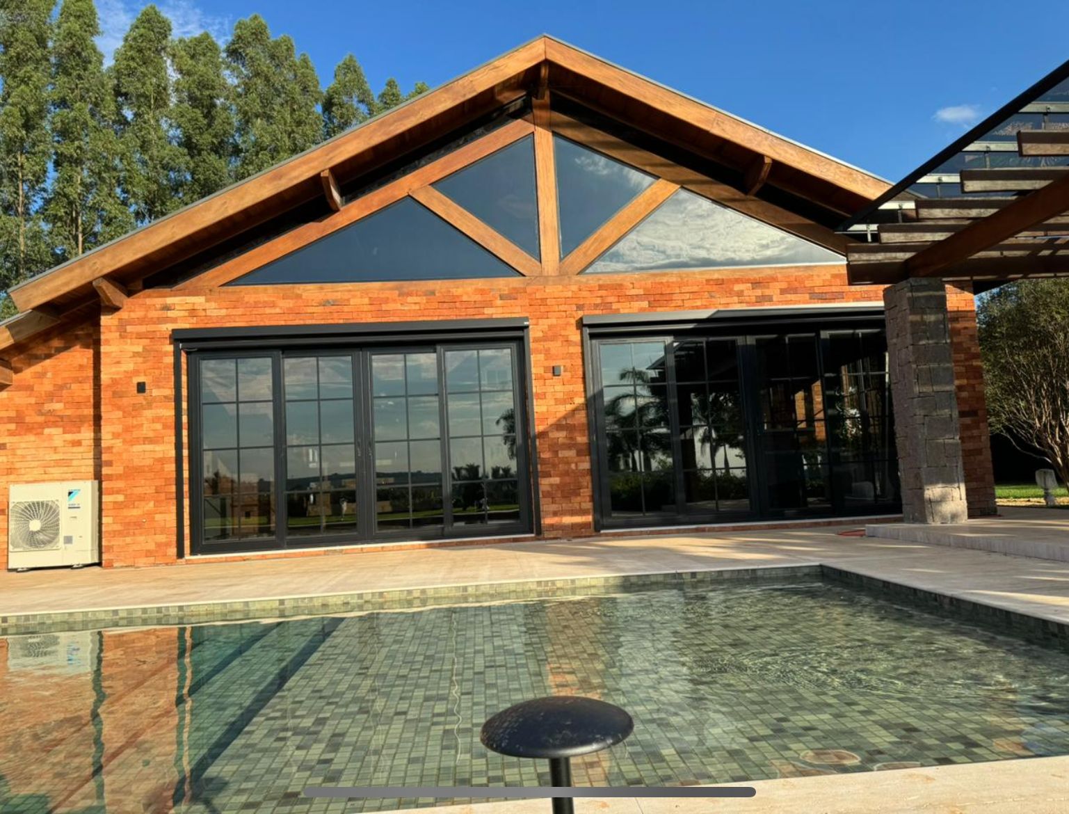 Casa com película e piscina